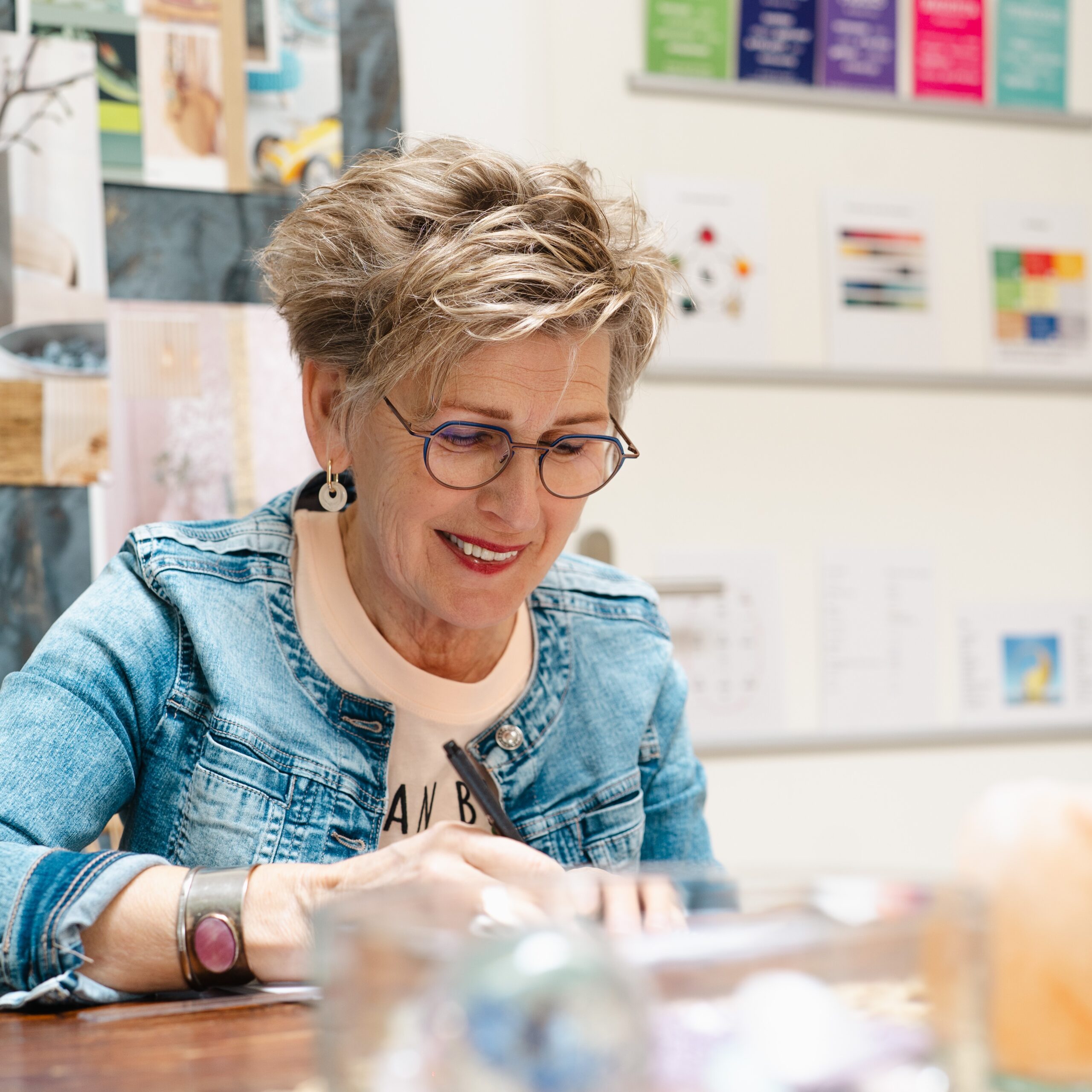 Wies aan het werk met kleur en interieur